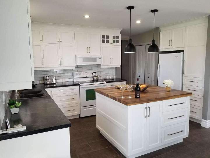 Cuisine polyester élégante surface uniforme Saint-Colomban