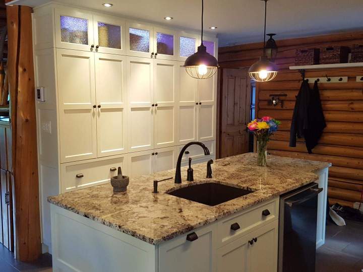 Cuisine laquée brillante design contemporain Saint-Colomban