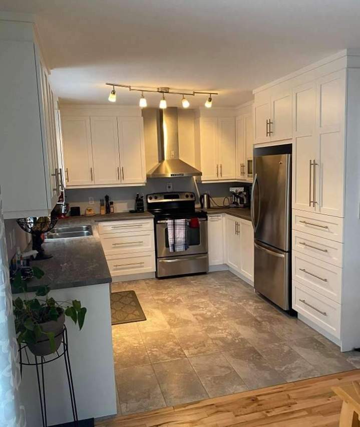 Cuisine polyester haut brillant style contemporain Saint-Colomban