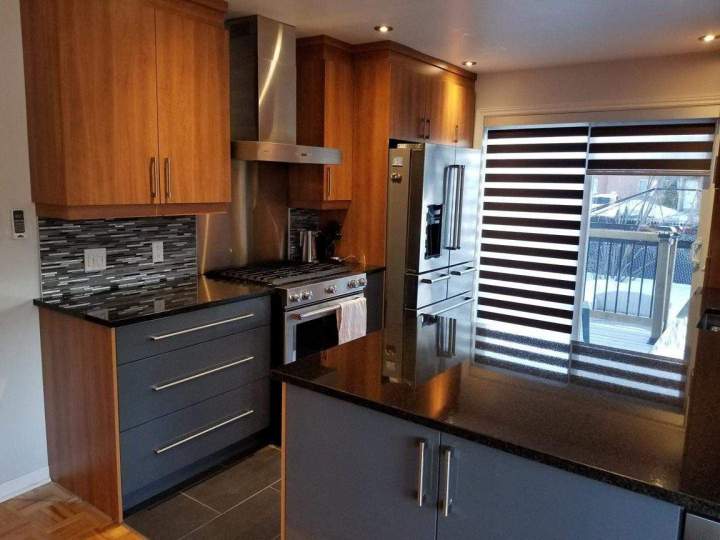 Cuisine bois clair design intemporel Saint-Colomban